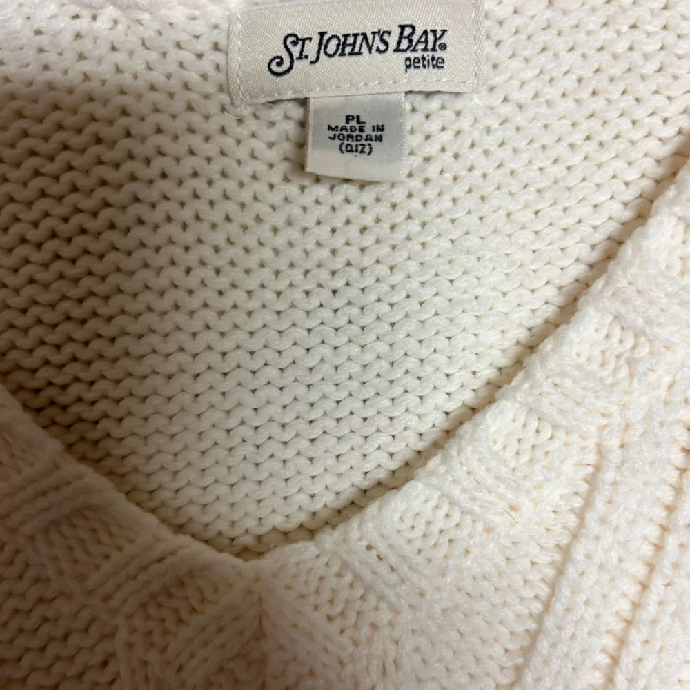 Saint johns bay petite white sweater 100% acrylic made in Jordan
